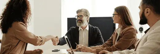 Rencontre professionnelle entre consultants et clients, symbolisant la confiance et le partenariat du cabinet PG-PS.