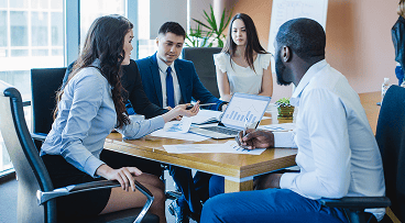 Réunion d’équipe en entreprise illustrant le conseil en ressources humaines, santé et sécurité au travail.