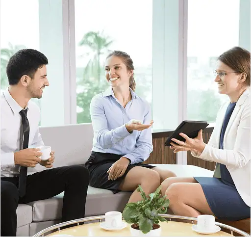 Réunion entre consultants et dirigeants d’entreprise, illustrant l’accompagnement stratégique RH et qualité de vie au travail proposé par PG-PS.