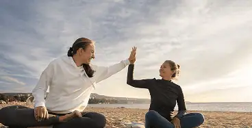 Deux collègues échangeant dans un cadre apaisant, symbolisant la qualité de vie au travail et le bien-être des salariés.