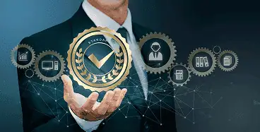 Dirigeant présentant une icône de certification, représentant la formation en management et politique qualité en entreprise.